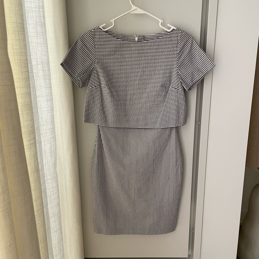 Banana Republic stripe dress. Never worn in excellent condition.